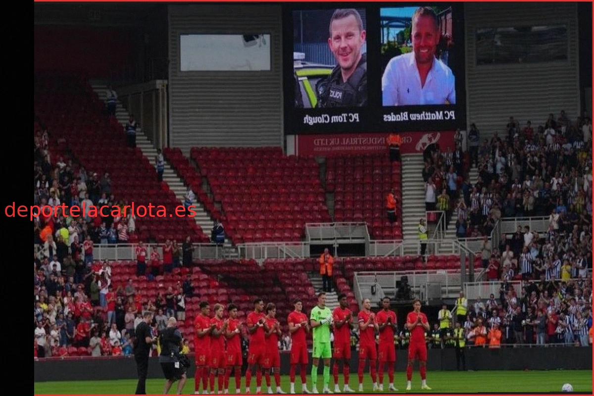 Homenaje de aficionados al fútbol a oficiales fallecidos en accidente en partido del Middlesbrough
