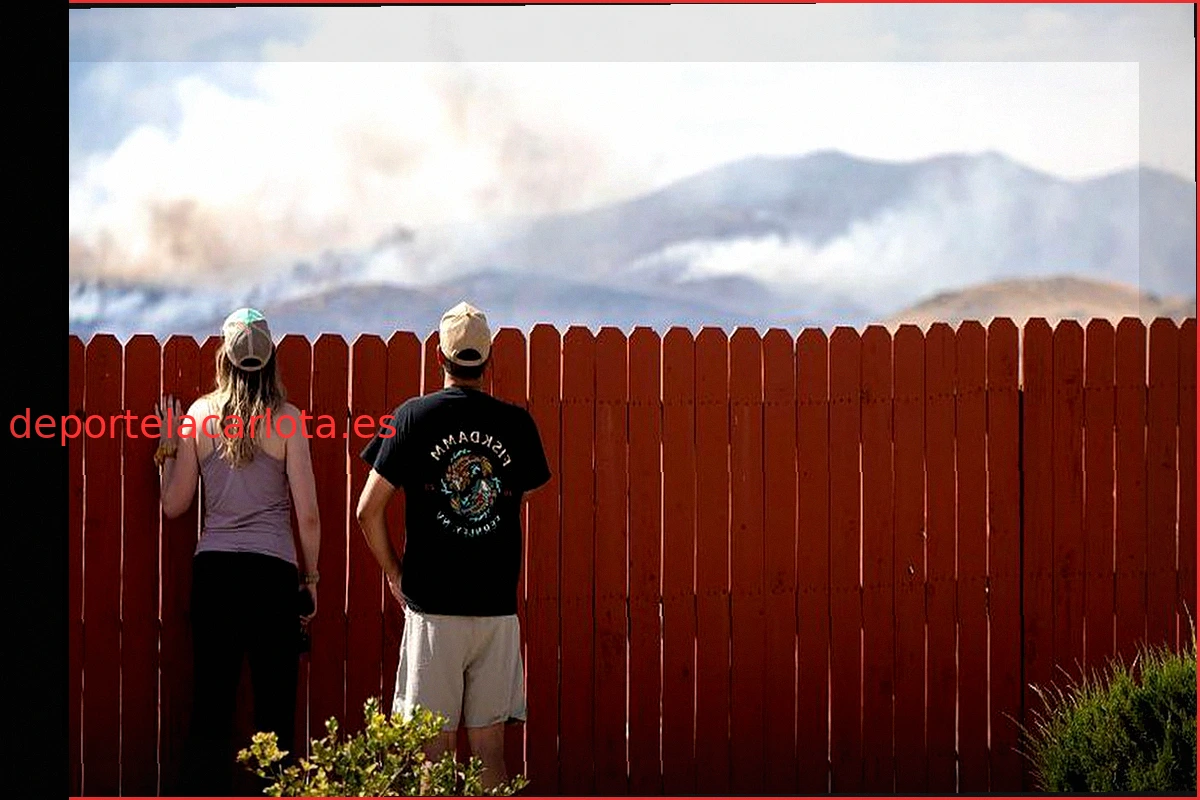 Incendio forestal de rápido avance obliga a miles a evacuar cerca de Reno, Nevada